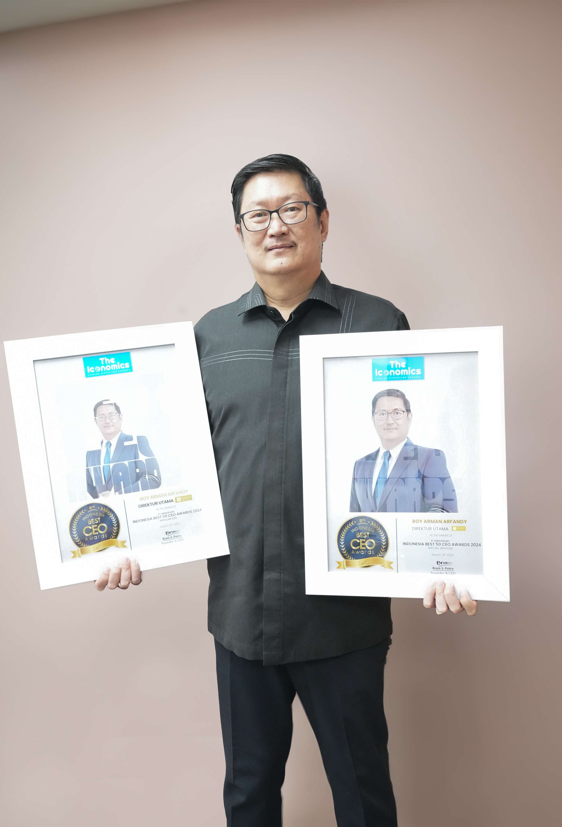 Presiden direktur roy arman arfandy menerima indonesia best 50 ceo awards indonesia most popular ceo 2024 dari the iconomics